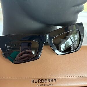Women’s Burberry Black Sunglasses with Brown Case NWT OBE4405
